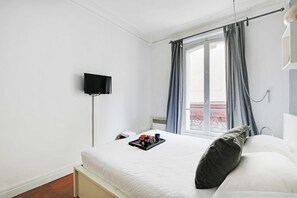 1 chambre, fer et planche à repasser, draps fournis