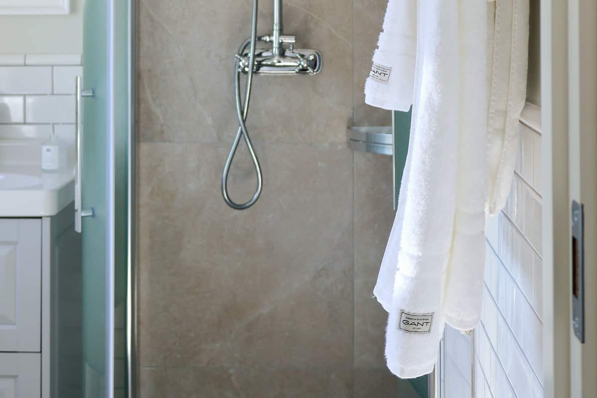 Shower, pengering rambut, handuk, dan sabun