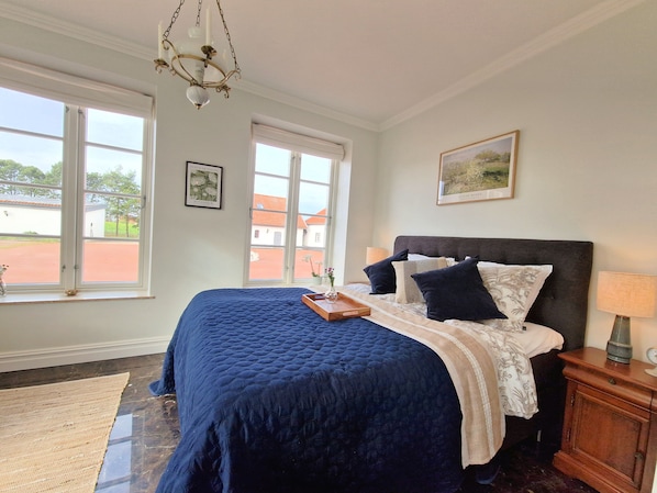 Minibar, wifi gratis y ropa de cama