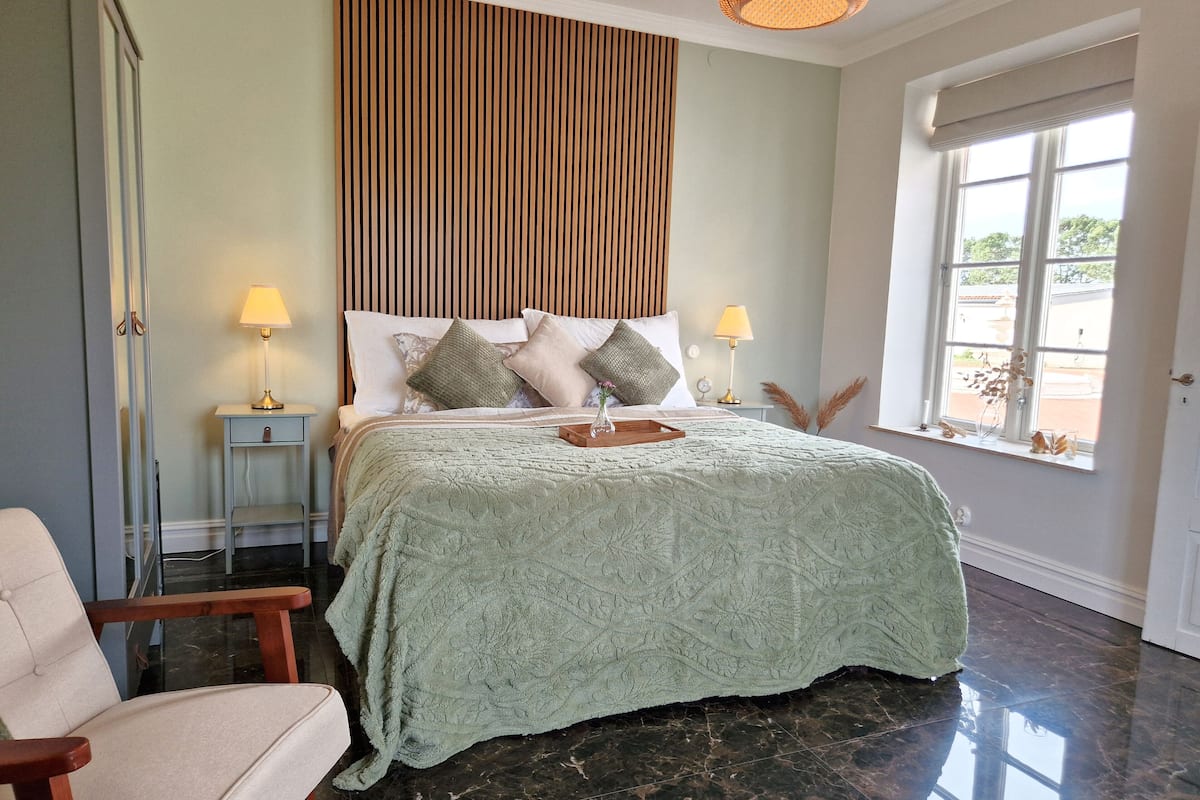 Kamar Double Deluks, 1 Tempat Tidur King, kamar mandi pribadi, pemandangan kebun | Minibar, Wi-Fi gratis, dan seprai linen