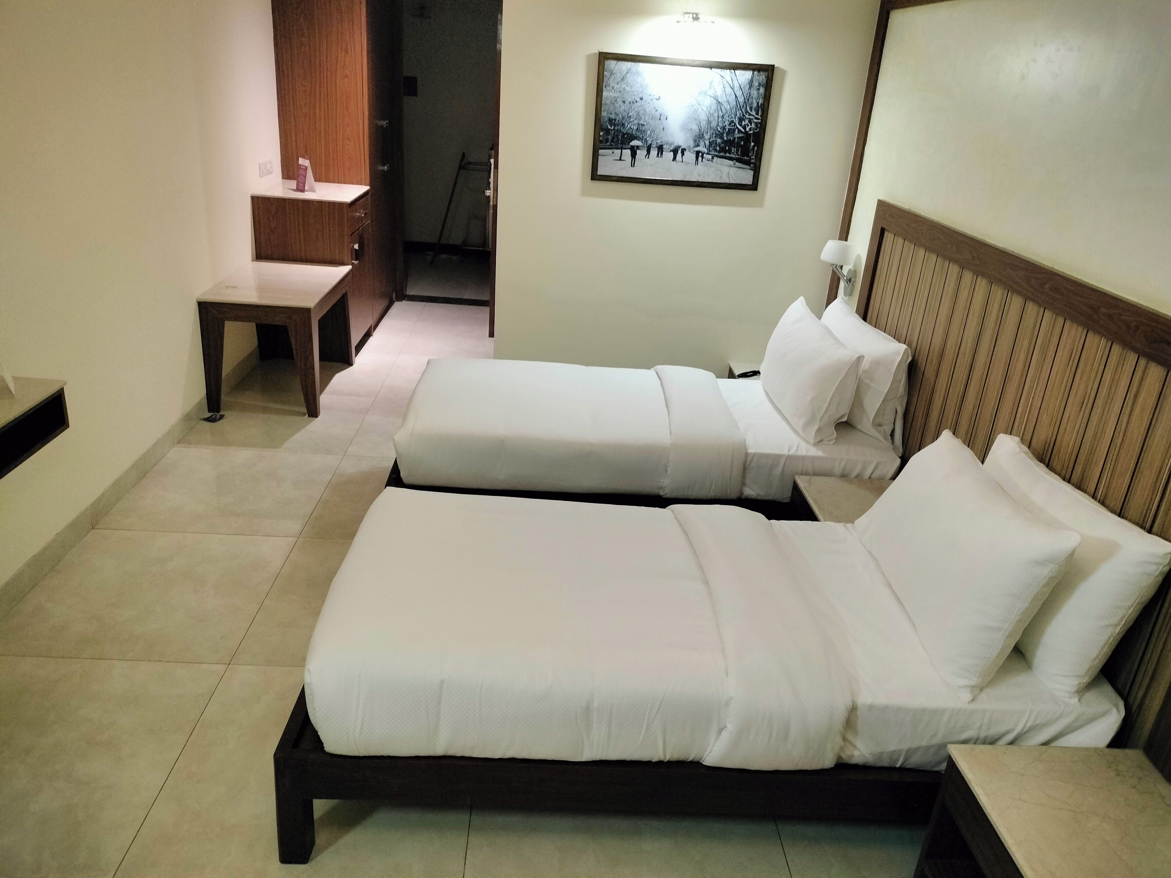 Pengeskab på værelset, skrivebord, mørklægningsgardiner