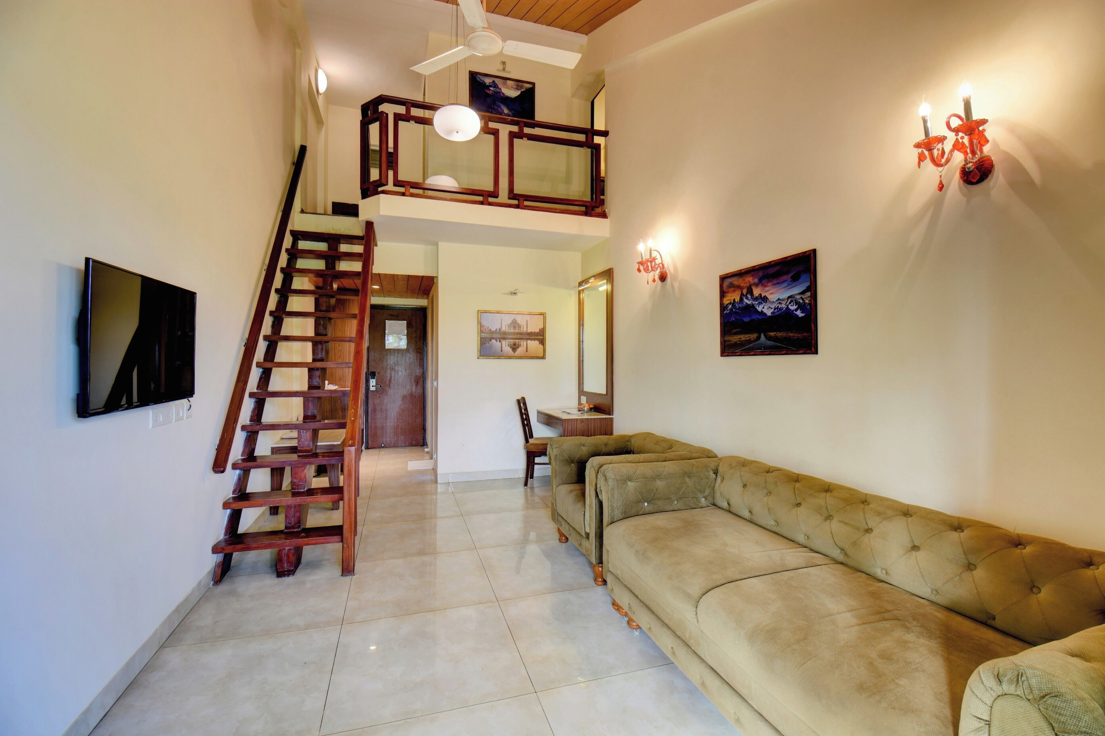 Dúplex | Área de sala de estar | Televisión de pantalla plana de 30 pulgadas con canales por cable 