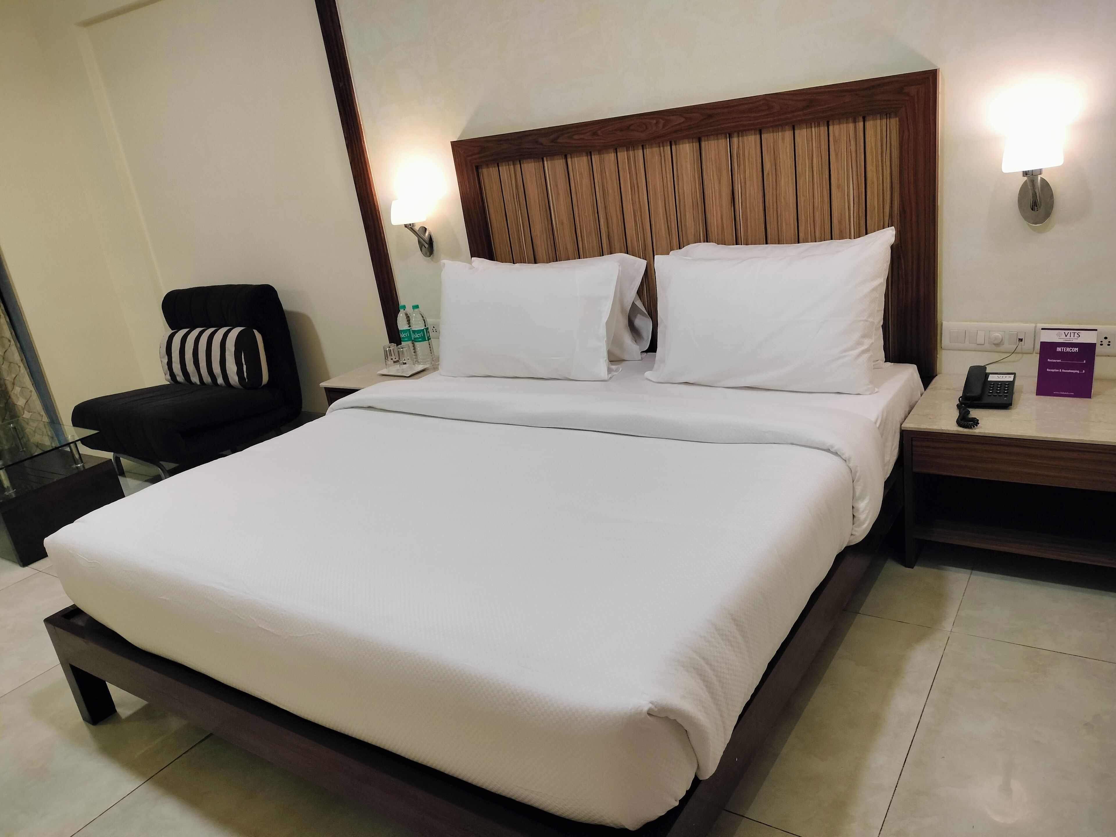 Quarto luxo | Cofres nos quartos, escrivaninha, cortinas blackout