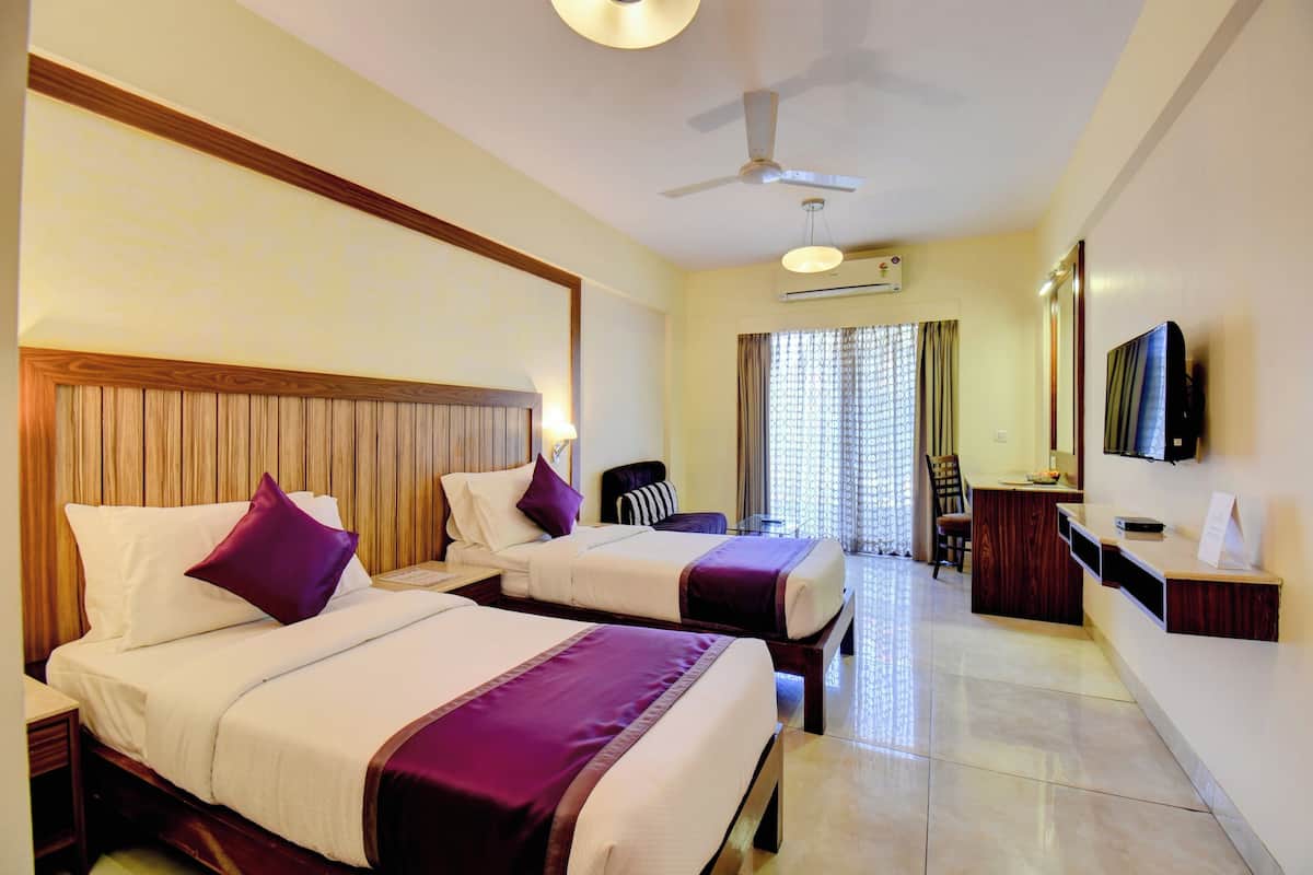 Deluxe Twin Room | In-room safe, desk, blackout curtains, rollaway beds