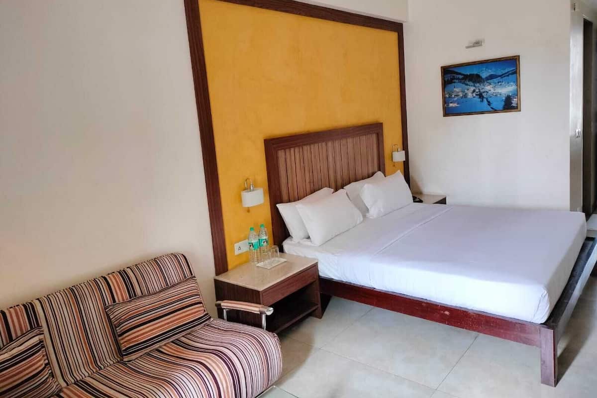 1 habitación, caja de seguridad en la habitación y escritorio