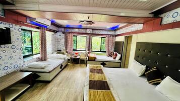 Junior Suite, Garden View | 1 bedroom, memory-foam beds, desk, bed sheets