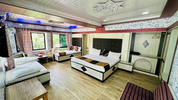 Junior suite, uitzicht op tuin | Bedden met traagschuimmatras, een bureau, beddengoed