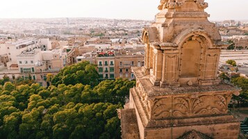 Un paisaje urbano con un monumento histórico destacado, que presenta intrincados grabados y un balcón.