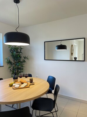 Appartement Premium, 2 chambres, vue mer | Restauration dans la chambre