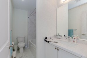 Douche, baignoire à jets, sèche-cheveux, bidet