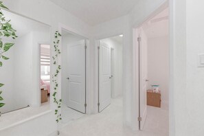 4 chambres, bureau, fer et planche à repasser, accès au Wi-Fi (inclus)