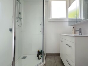 Dusche, Haartrockner, Handtücher