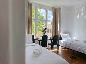 3 chambres, bureau, fer et planche à repasser, lit parapluie