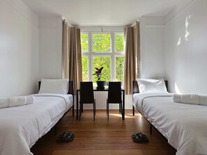 3 Schlafzimmer, Schreibtisch, Bügeleisen/Bügelbrett, Reisekinderbett