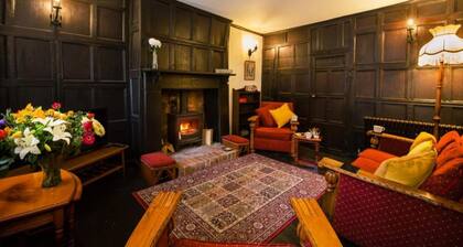 "Wesley House" Historic listed Cottage in Medieval Shrewsbury Town Centre