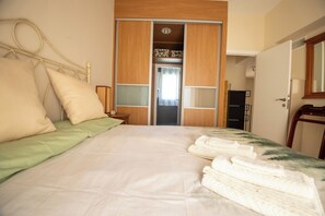 Superior Room, 3 Bedrooms, Private Pool, Mountain View | Desk, blackout drapes, iron/ironing board, travel crib - Villa Sueños (Córdoba)