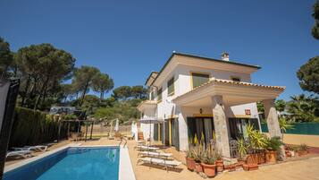 Outdoor pool, pool umbrellas, sun loungers