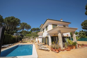 Outdoor pool, pool umbrellas, pool loungers - Villa Sueños (Córdoba)