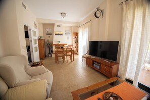 Superior Room, 3 Bedrooms, Private Pool, Mountain View | Living area