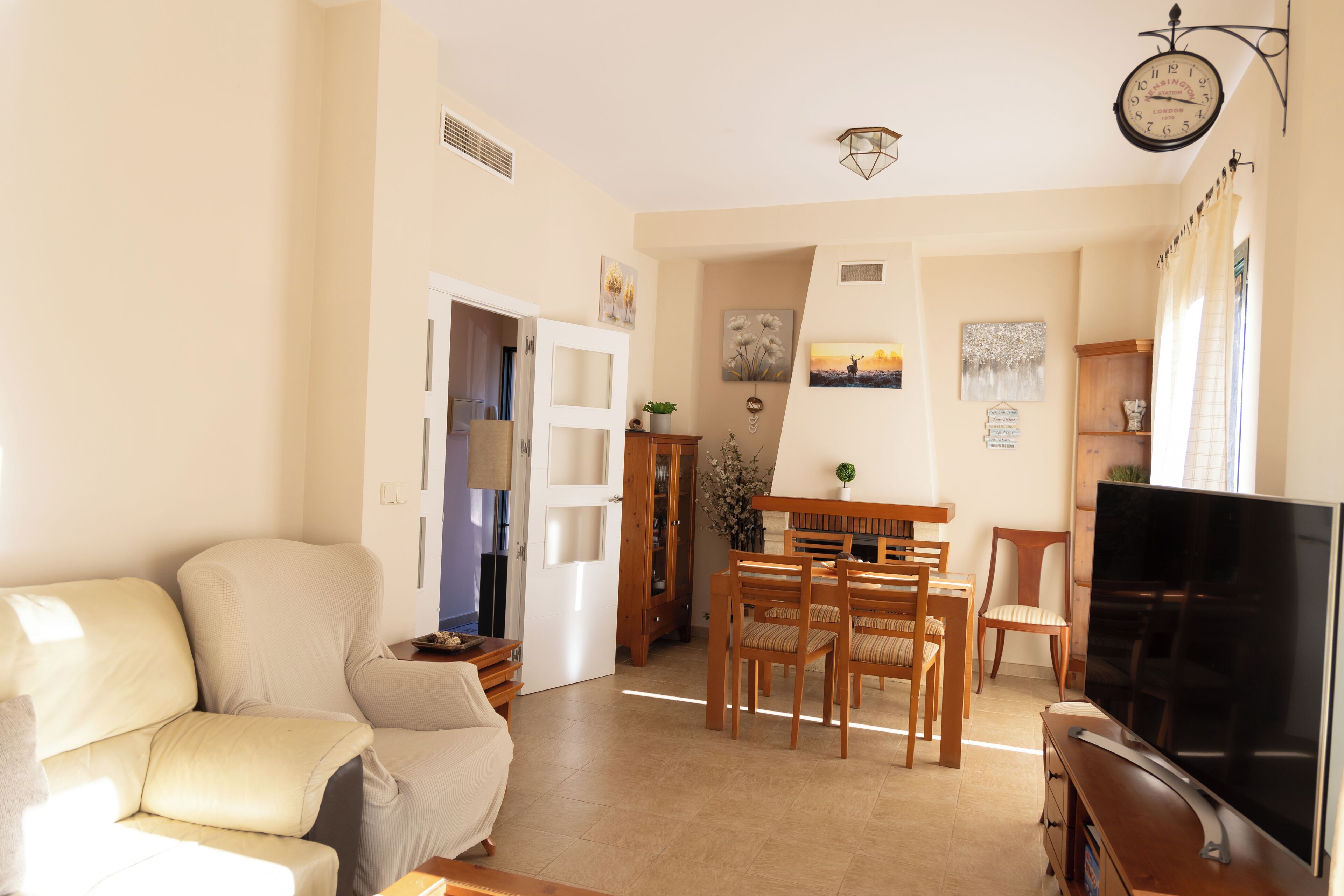 Habitación superior, 3 habitaciones, piscina privada, vistas a la montaña | Zona de estar | Smart TV de 65 pulgadas con canales digitales, una chimenea