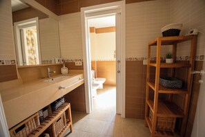 Habitación superior, 3 habitaciones, alberca privada, vista a la montaña | Baño | Amenidades de baño de diseñador, secadora de cabello, bidet, toallas 