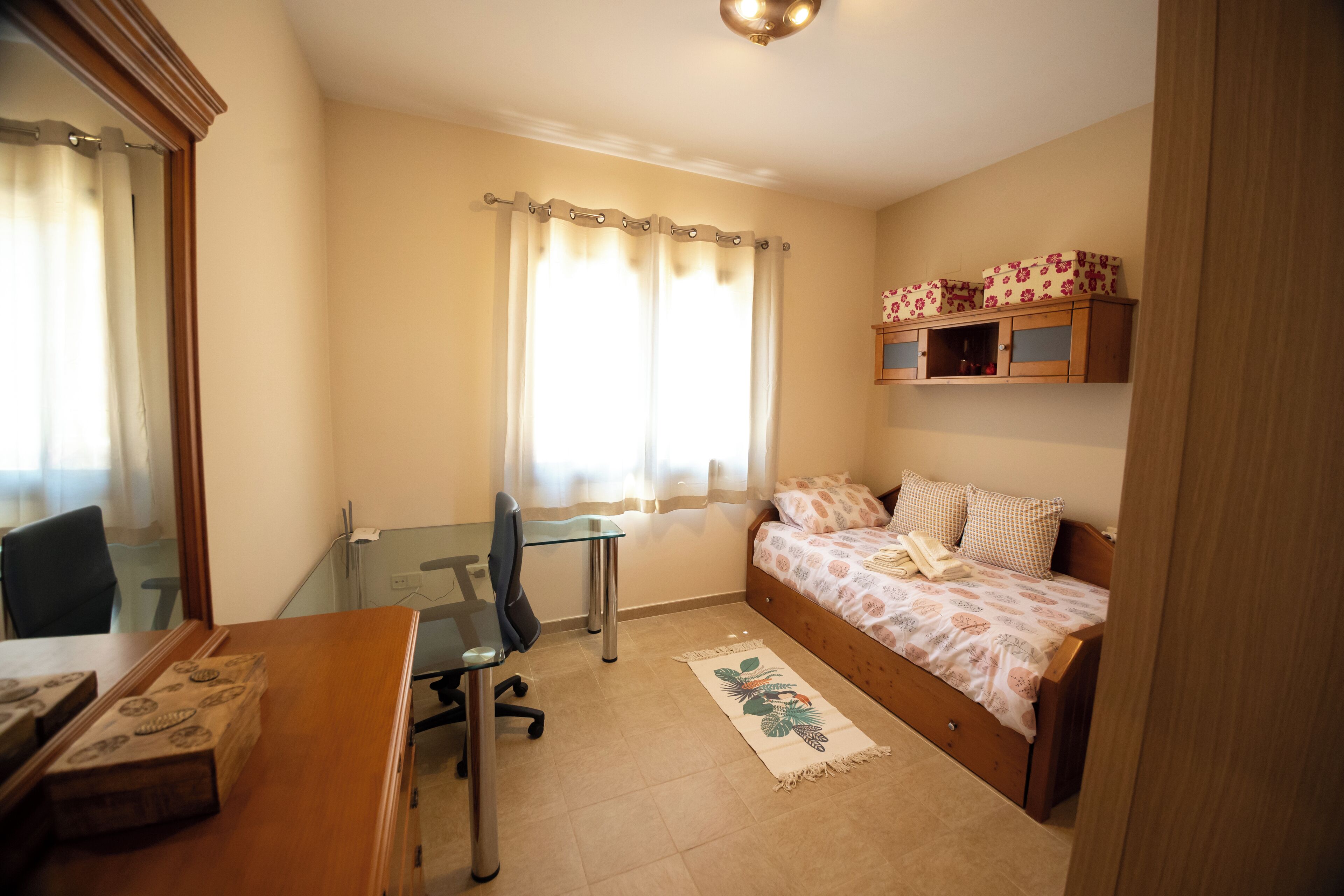 Habitación superior, 3 habitaciones, piscina privada, vistas a la montaña | Escritorio, cortinas opacas, tabla de planchar con plancha