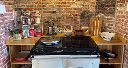 Eclectic Dorset Country House, Hot Tub, Pool Table, Movie Room,12 guests & pets