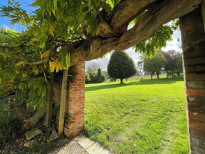 Property grounds - Eclectic Dorset Country House, Hot Tub, Pool Table, Movie Room,12 guests & pets (Mapperton)