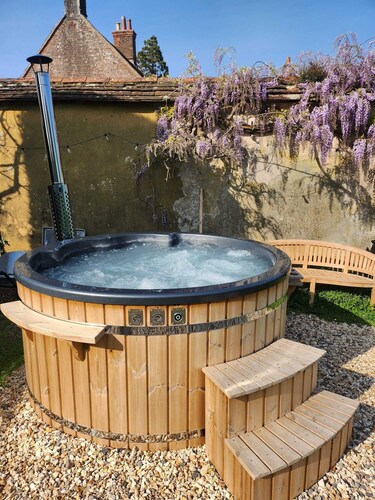 Eclectic Dorset Country House, Hot Tub, Pool Table, Movie Room,12 guests & pets