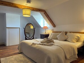 6 quartos, ferros/tábuas de passar roupa, berço de viagem