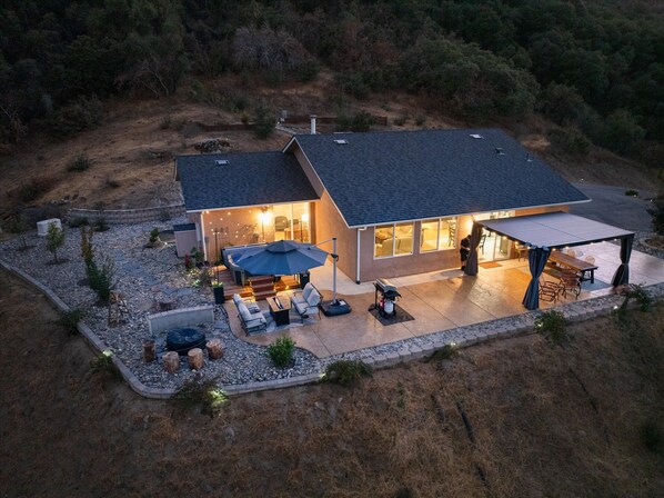 Exterior - Hilltop Paradise with stunning views/hot tub/firepit/dog friendly! (Oakhurst)