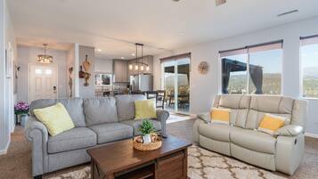 Smart TV, chimenea, futbolito y tenis de mesa