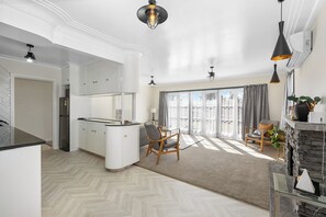 Smart TV, fireplace - Spacious3bd Home⭑Full Kitchen⭑All Mod Cons⭑All SKY⭑Next door to Hobbiton! (Matamata)