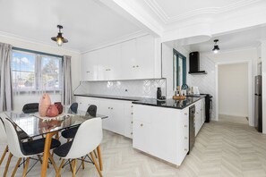 Fridge, microwave, oven, stovetop - Spacious3bd Home⭑Full Kitchen⭑All Mod Cons⭑All SKY⭑Next door to Hobbiton! (Matamata)