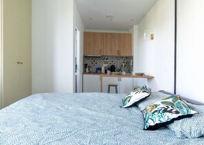 Desk, iron/ironing board, WiFi, bed sheets