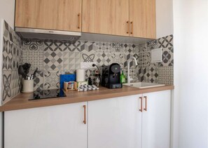 Køleskab, mikrobølgeovn, kogeplade, kaffe-/temaskine