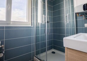 Shower, hair dryer, bidet, towels