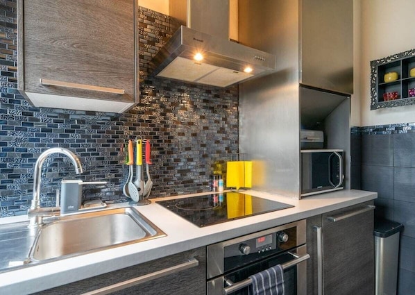 Fridge, microwave, oven, stovetop