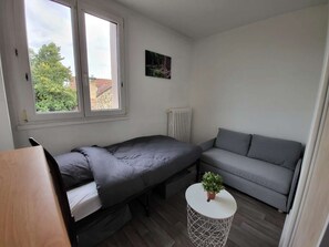 1 bedroom, desk, iron/ironing board, WiFi