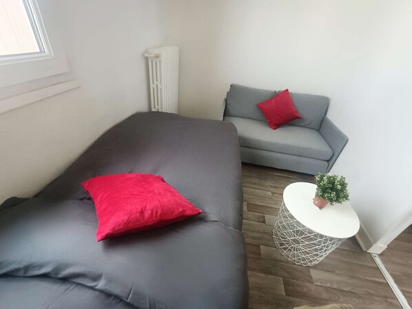 1 habitación, escritorio, tabla de planchar con plancha y wifi 
