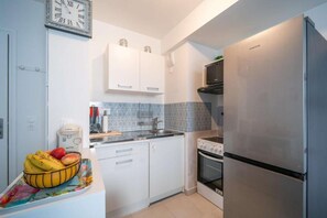 Réfrigérateur, four à micro-ondes, un four, surface de cuisson