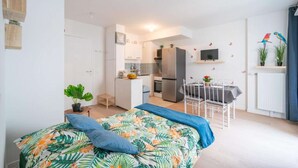 A compact living space with a bed, kitchenette, and dining area. - Discover the Cocotier Athisien in Athis-Mons, a booming business located 20 minutes from Paris. (Athis-Mons)
