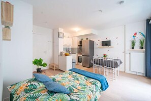 1 slaapkamer, een bureau, een strijkplank/strijkijzer, wifi