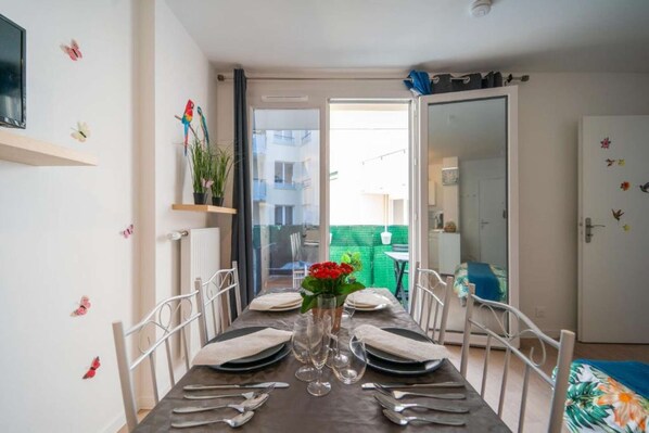 Dining - Discover the Cocotier Athisien in Athis-Mons, a booming business located 20 minutes from Paris. (Athis-Mons)