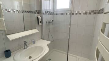 Shower, hair dryer, bidet, towels