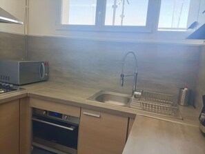 Kühlschrank, Mikrowelle, Ofen, Herdplatte