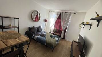 1 slaapkamer, een bureau, een strijkplank/strijkijzer, wifi