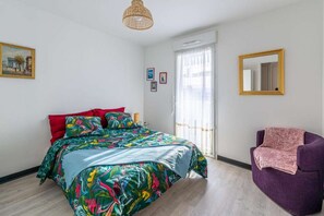 2 bedrooms, desk, WiFi, bed sheets - Discover Le Korrigan de Massy, a charming apartment in a luxury residence (Massy)