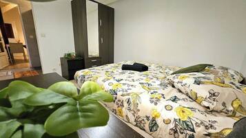 1 bedroom, desk, iron/ironing board, WiFi