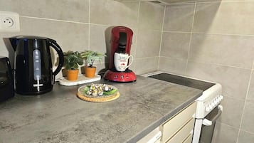Køleskab, ovn, kogeplade, kaffe-/temaskine